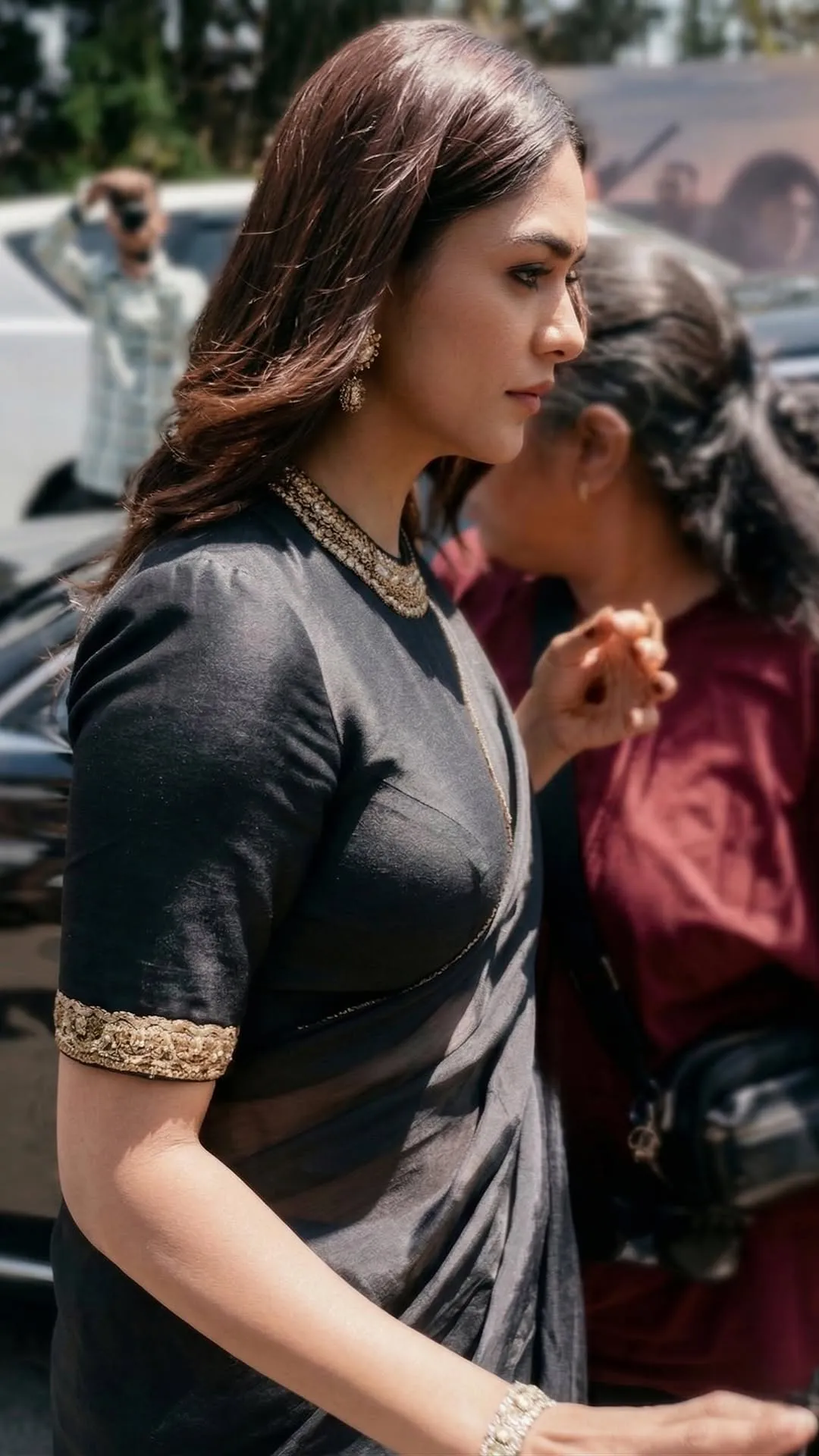 Mrunal Thakur Exudes Elegance in Stunning Black Saree Photos (21)