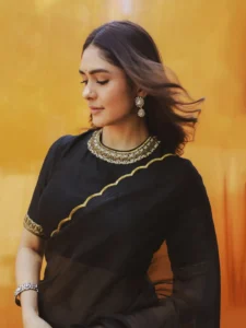 Mrunal Thakur Exudes Elegance in Stunning Black Saree Photos (22)