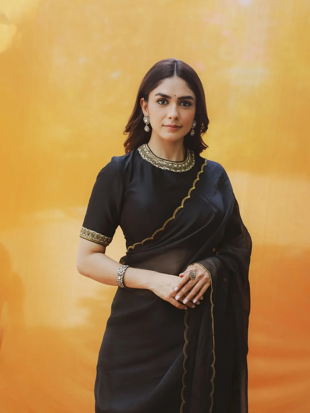 Mrunal Thakur Exudes Elegance in Stunning Black Saree Photos (3)