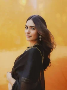 Mrunal Thakur Exudes Elegance in Stunning Black Saree Photos (4)