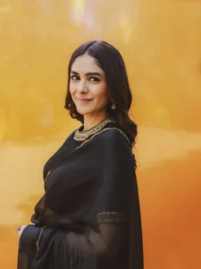 Mrunal Thakur Exudes Elegance in Stunning Black Saree Photos (5)