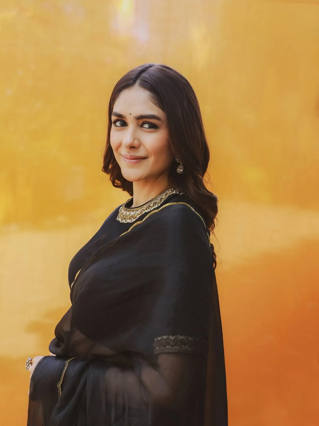 Mrunal Thakur Exudes Elegance in Stunning Black Saree Photos (5)