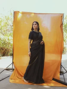 Mrunal Thakur Exudes Elegance in Stunning Black Saree Photos (6)