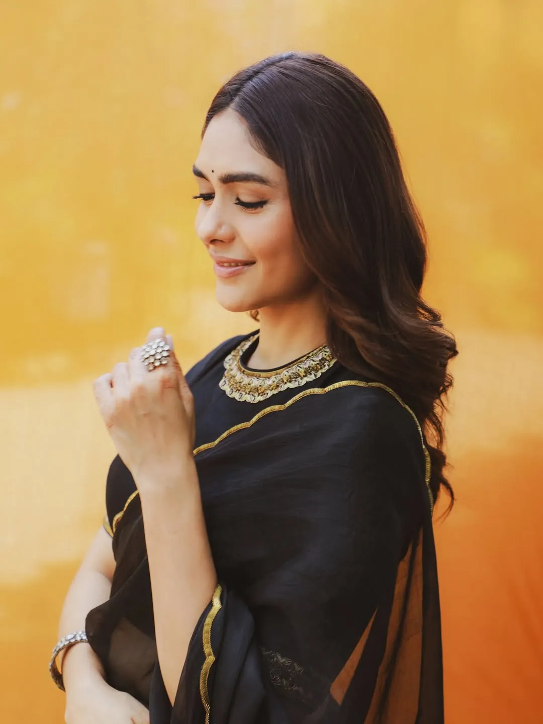 Mrunal Thakur Exudes Elegance in Stunning Black Saree Photos (7)