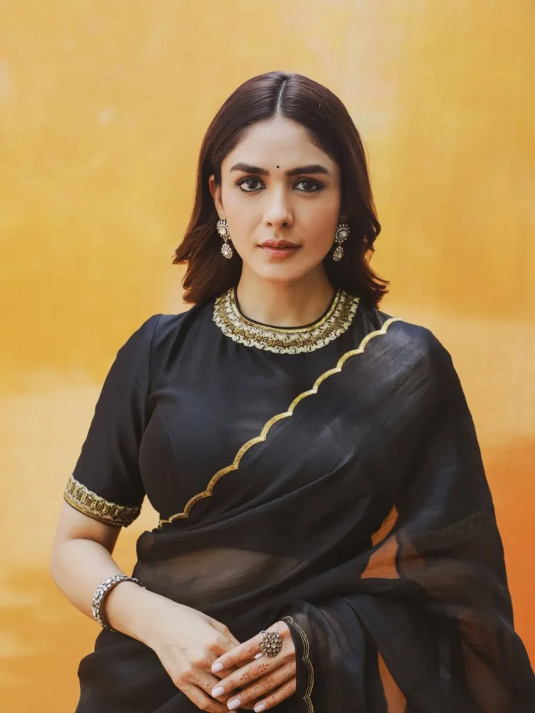 Mrunal Thakur Exudes Elegance in Stunning Black Saree Photos (8)