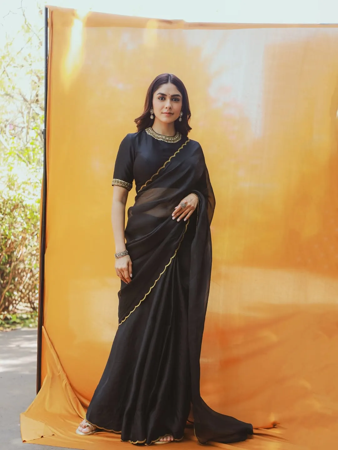 Mrunal Thakur Exudes Elegance in Stunning Black Saree Photos (9)