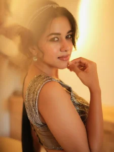 Mrunalini Ravi Looks Gorgeous in Elegant Designer Saree – Latest Photos (1)
