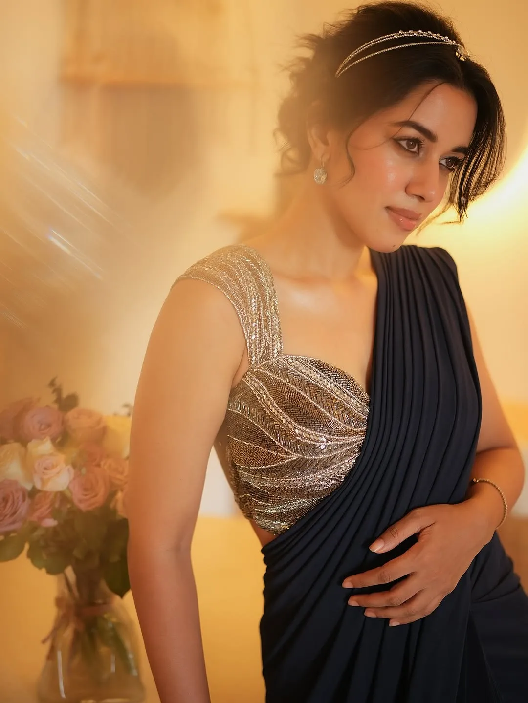 Mrunalini Ravi Looks Gorgeous in Elegant Designer Saree – Latest Photos (11)