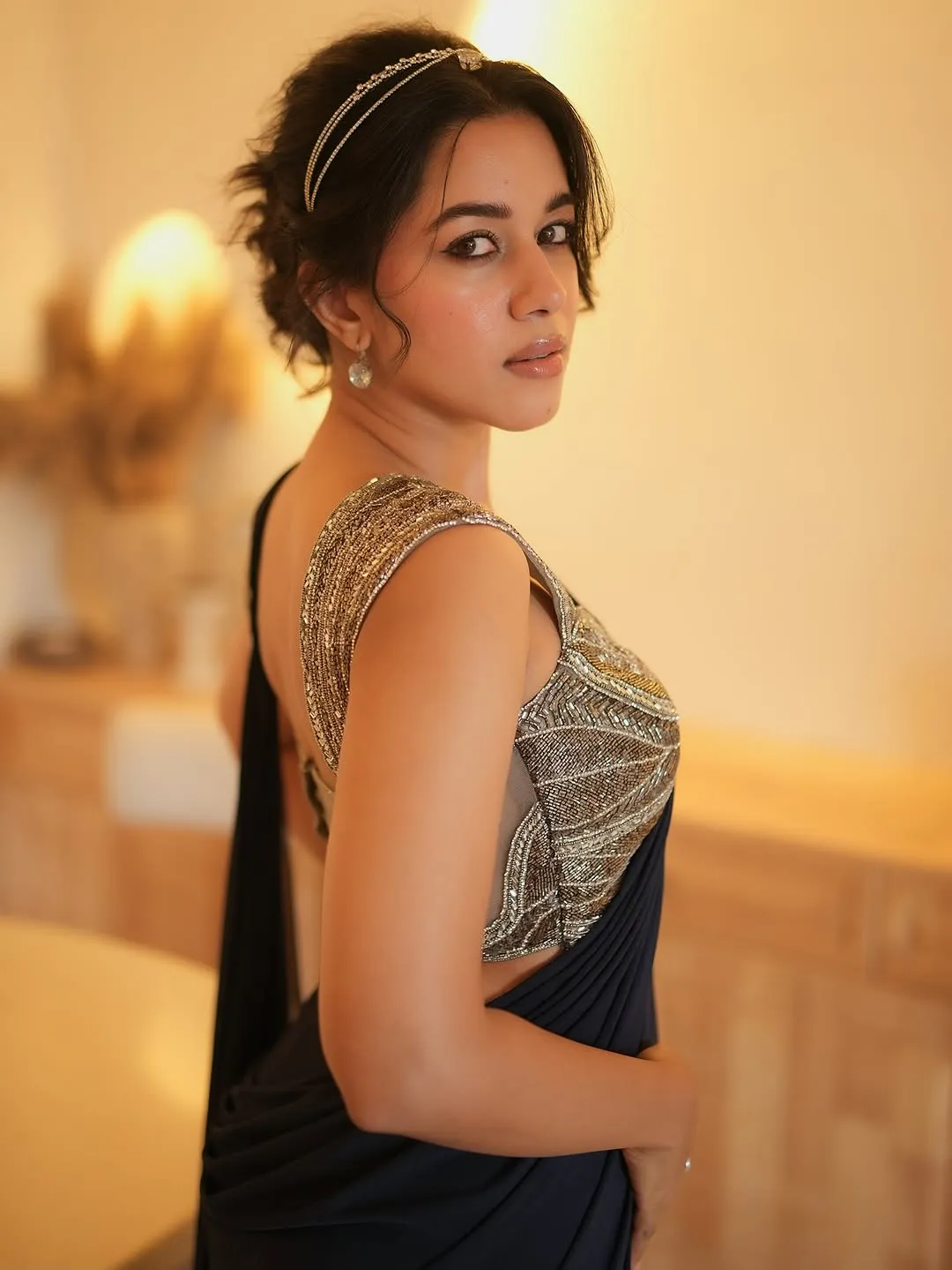 Mrunalini Ravi Looks Gorgeous in Elegant Designer Saree – Latest Photos (12)