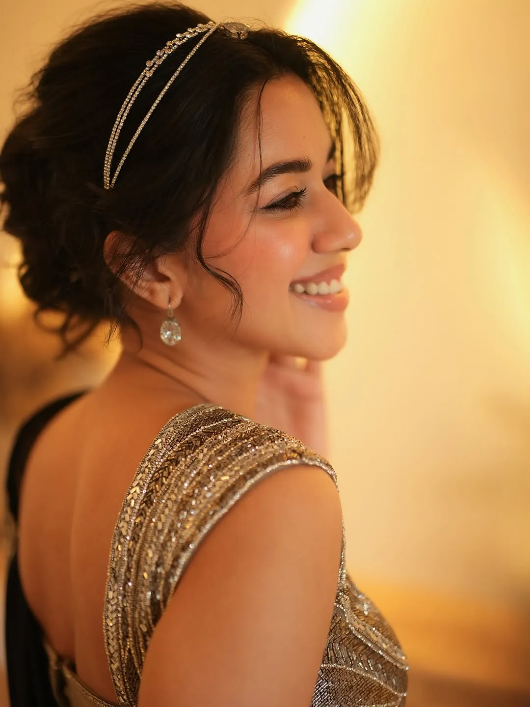 Mrunalini Ravi Looks Gorgeous in Elegant Designer Saree – Latest Photos (2)