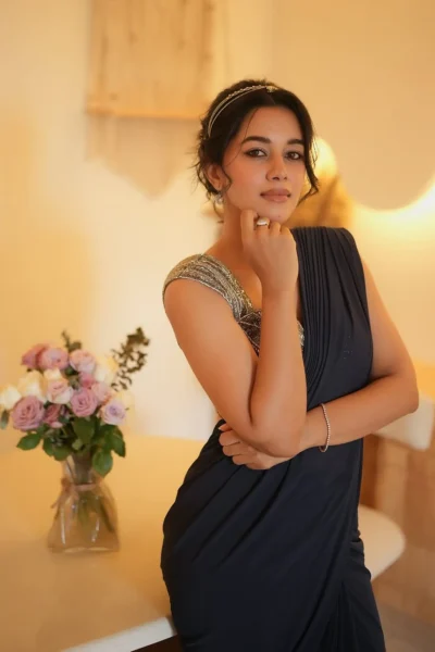 Mrunalini Ravi Looks Gorgeous in Elegant Designer Saree – Latest Photos (5)