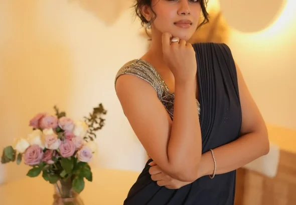 Mrunalini Ravi Looks Gorgeous in Elegant Designer Saree – Latest Photos (5)