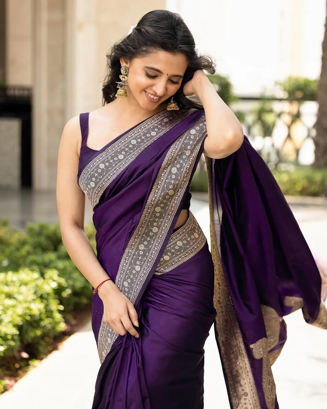 Preethi Asrani Looks Stunning in Elegant Purple Saree Photos (1)