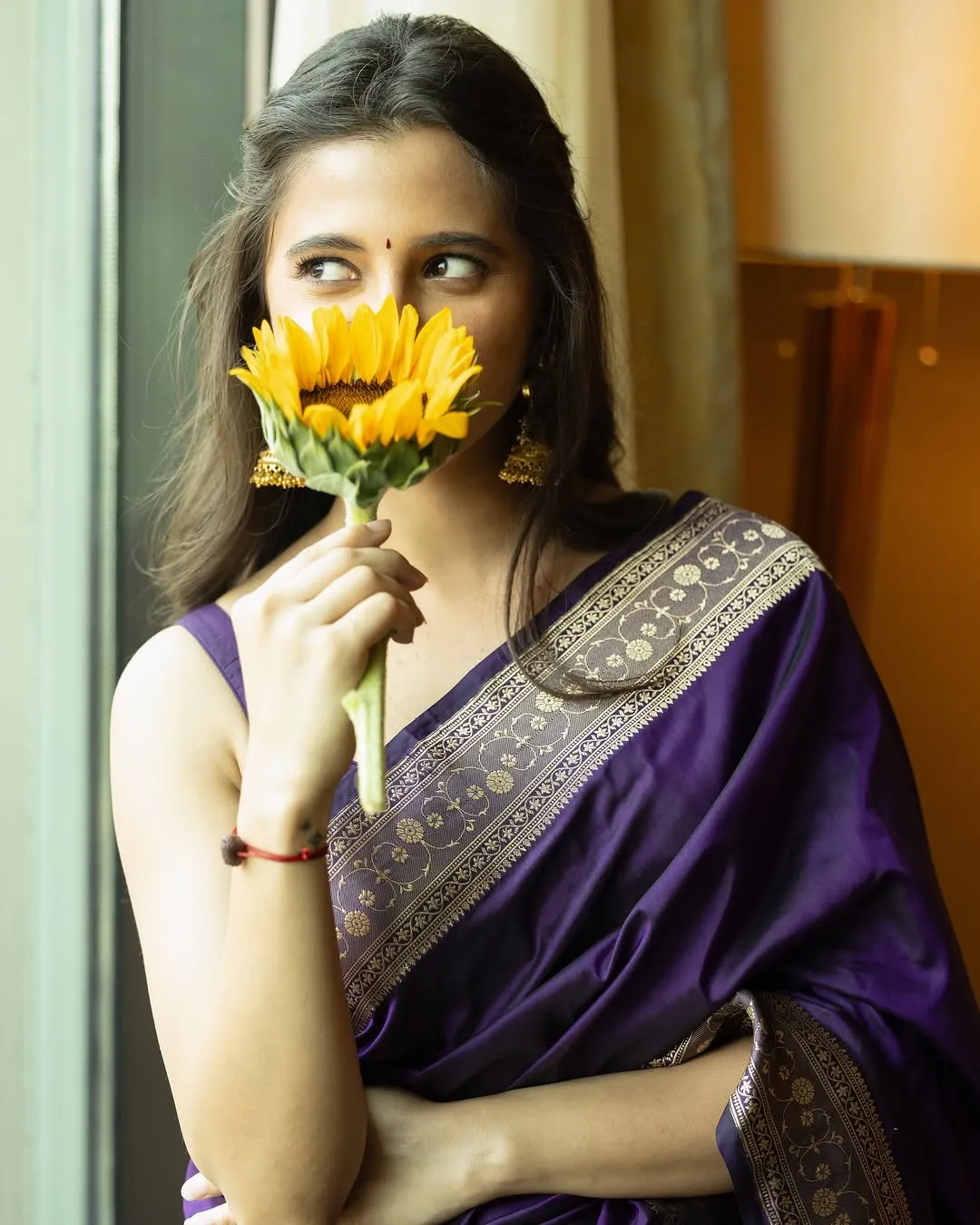 Preethi Asrani Looks Stunning in Elegant Purple Saree Photos (14)