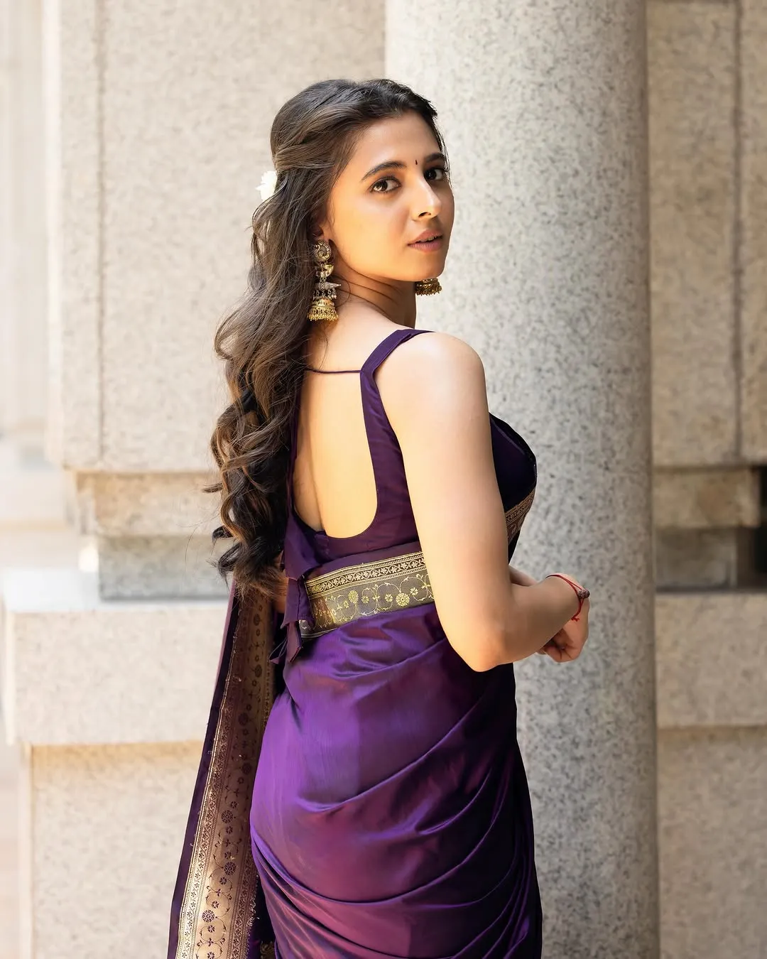 Preethi Asrani Looks Stunning in Elegant Purple Saree Photos (16)