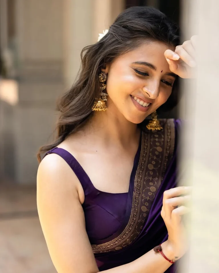 Preethi Asrani Looks Stunning in Elegant Purple Saree Photos (17)