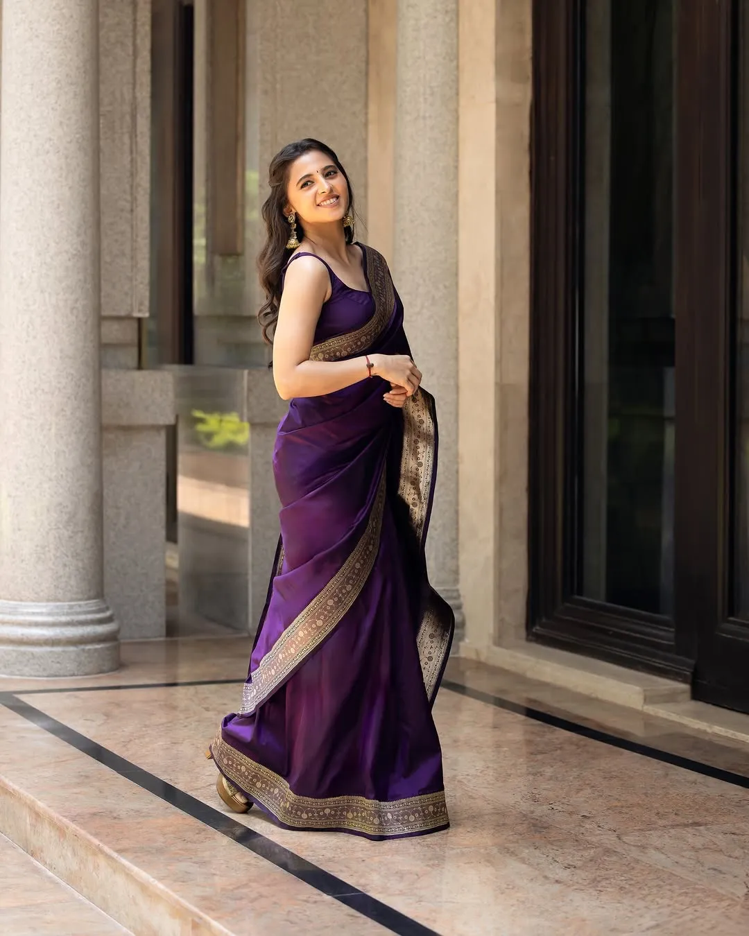 Preethi Asrani Looks Stunning in Elegant Purple Saree Photos (9)
