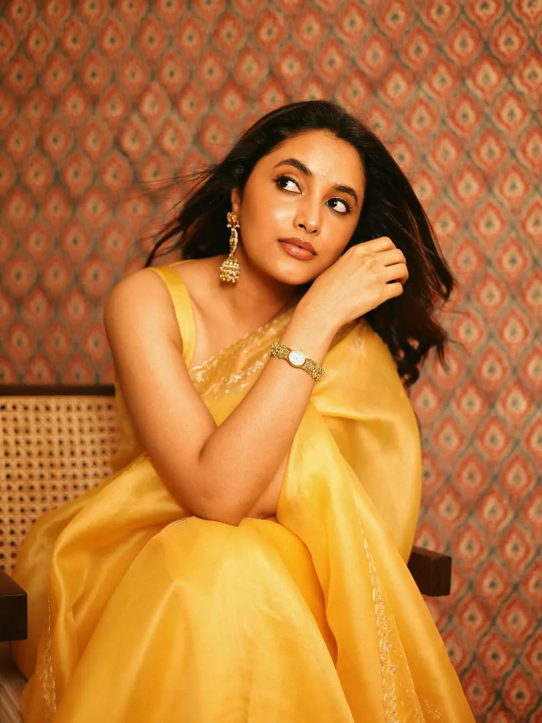 Priyanka Mohan Looks Radiant in Yellow Saree – Latest Stunning Photos (10)