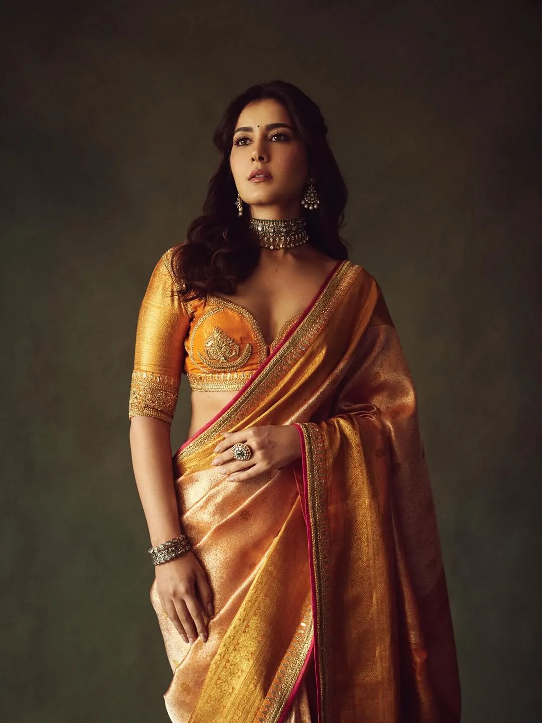 Raashi Khanna Looks Regal in Golden Silk Saree Latest Photos (6)