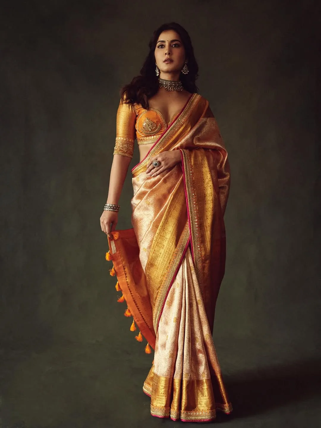 Raashi Khanna Looks Regal in Golden Silk Saree Latest Photos (8)