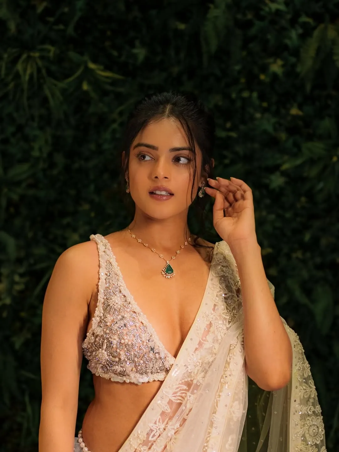 Riddhi Kumar Dazzles in Elegant Designer Saree – Latest Photos (3)