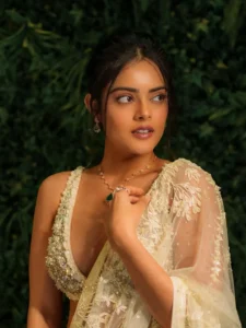Riddhi Kumar Dazzles in Elegant Designer Saree – Latest Photos (5)