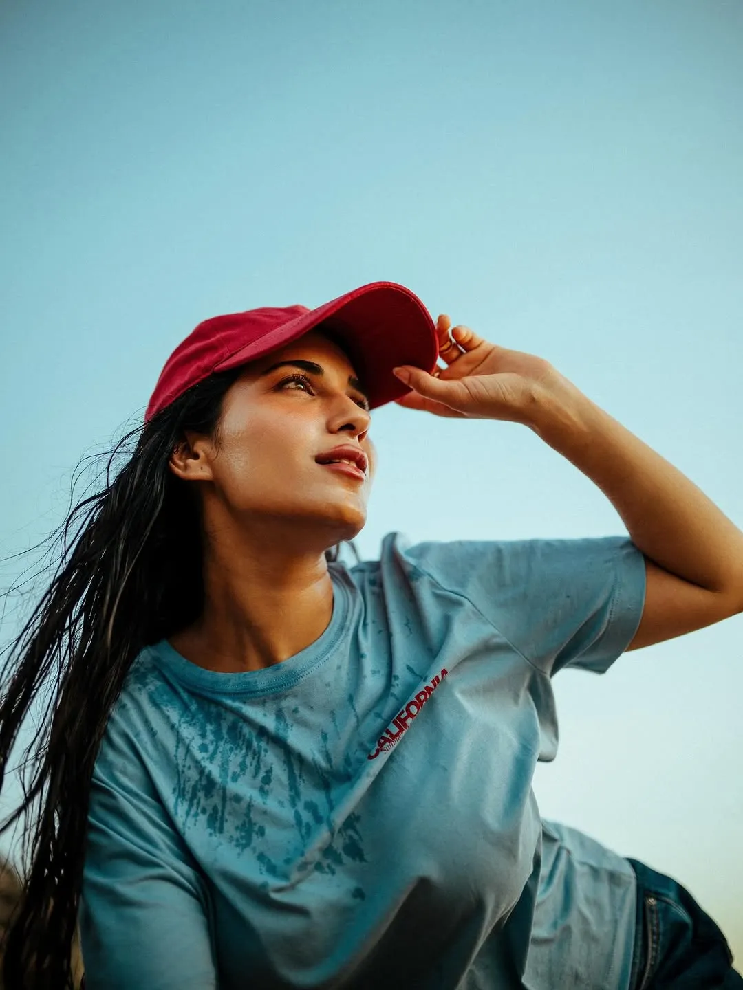 Ruhani Sharma’s Stunning Beachside Portrait Captures Natural Beauty (11)