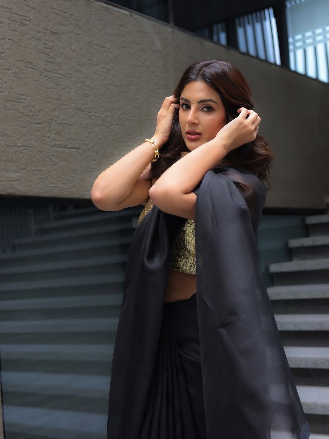 Samyuktha Stuns in Black Saree and Golden Blouse Photos (2)