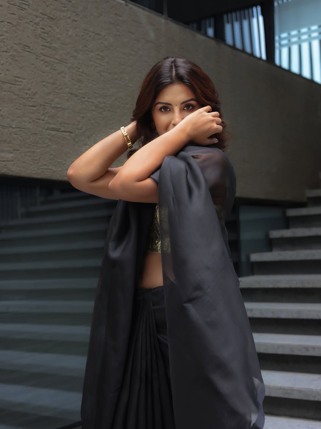 Samyuktha Stuns in Black Saree and Golden Blouse Photos (9)