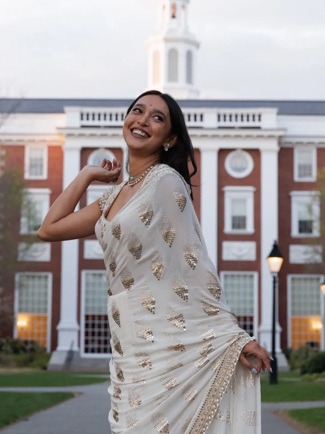 Sayani Gupta Turns Heads in Elegant White Saree – Latest Photos (13)