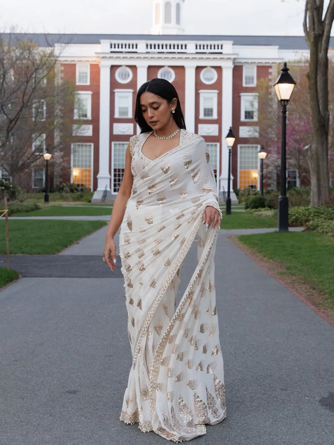 Sayani Gupta Turns Heads in Elegant White Saree – Latest Photos (17)