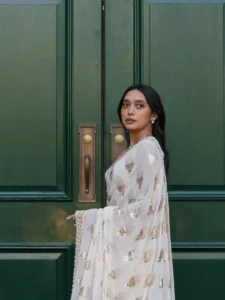 Sayani Gupta Turns Heads in Elegant White Saree – Latest Photos (4)