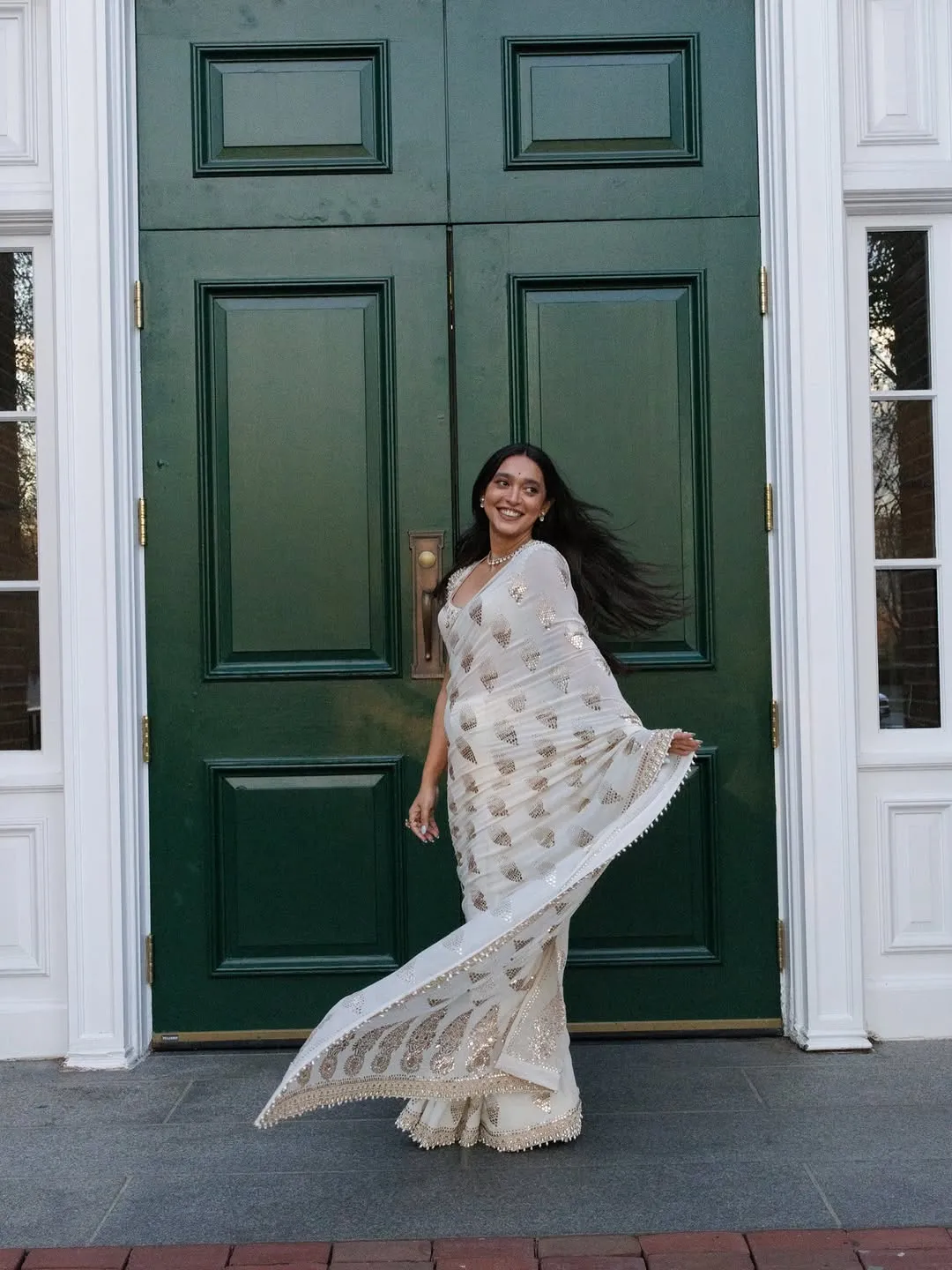Sayani Gupta Turns Heads in Elegant White Saree – Latest Photos (9)