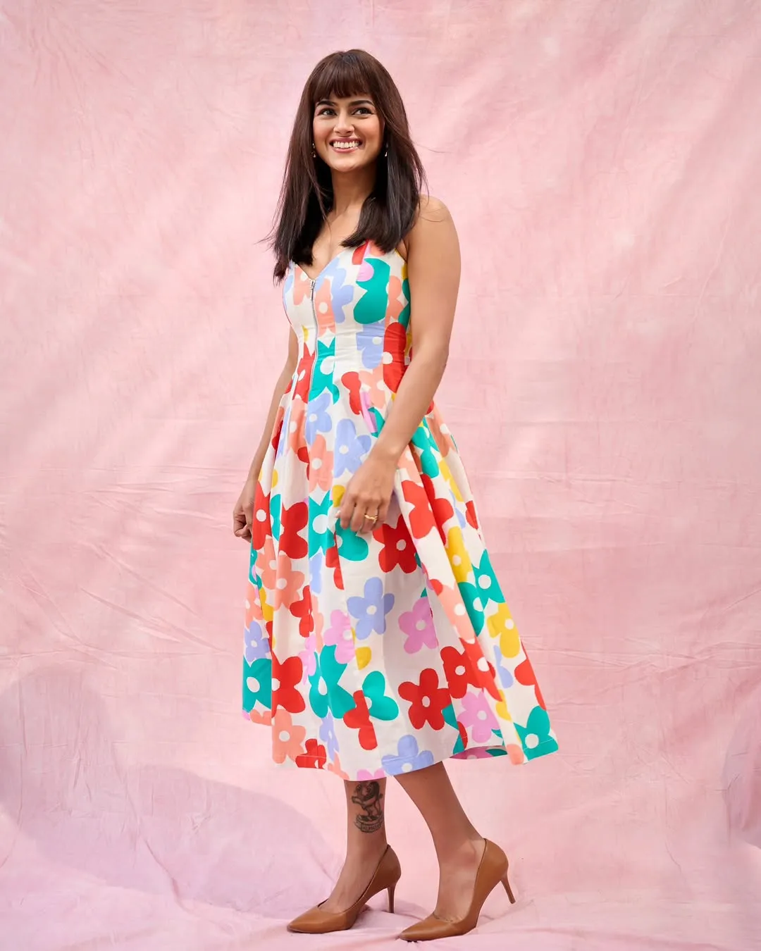 Shraddha Srinath Looks Adorable in Colorful Floral Dress – Latest Photos (4)
