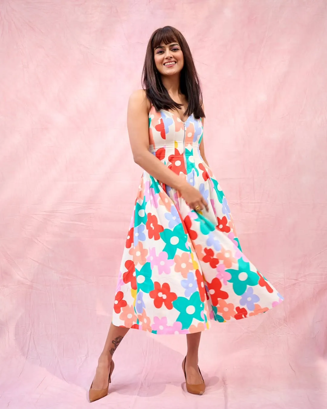 Shraddha Srinath Looks Adorable in Colorful Floral Dress – Latest Photos (7)