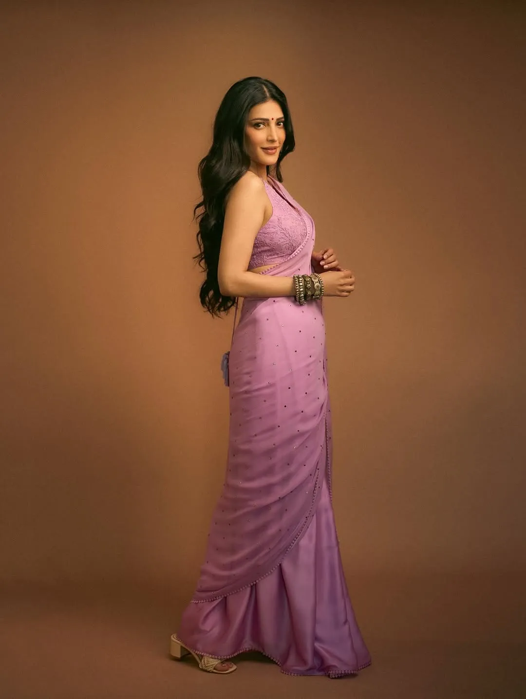 Shruti Haasan Looks Mesmerizing in Lavender Saree – Latest Photos (10)