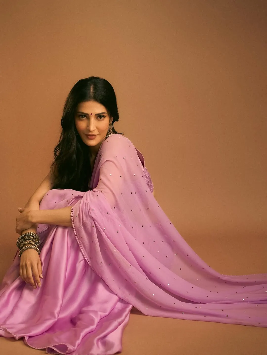 Shruti Haasan Looks Mesmerizing in Lavender Saree – Latest Photos (11)