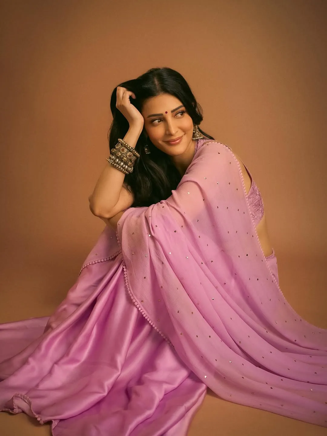 Shruti Haasan Looks Mesmerizing in Lavender Saree – Latest Photos (16)