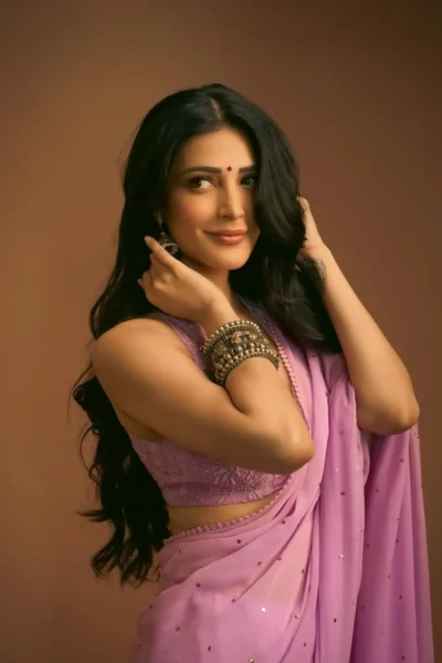 Shruti Haasan Looks Mesmerizing in Lavender Saree – Latest Photos (2)