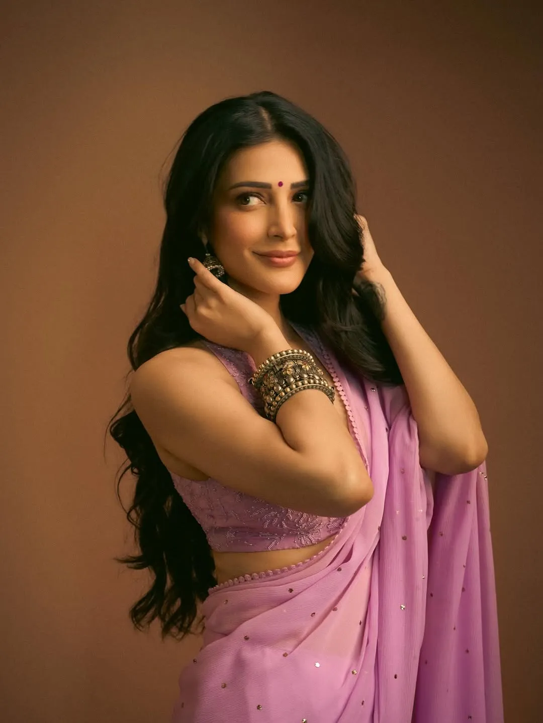 Shruti Haasan Looks Mesmerizing in Lavender Saree – Latest Photos (2)