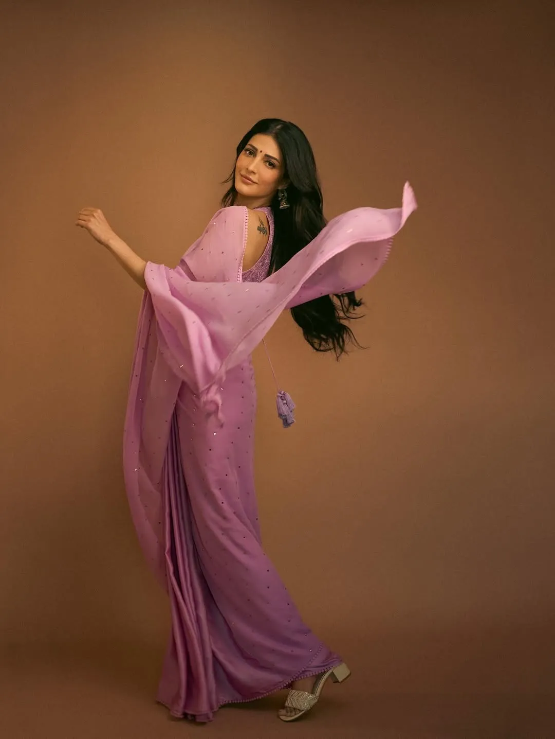 Shruti Haasan Looks Mesmerizing in Lavender Saree – Latest Photos (3)
