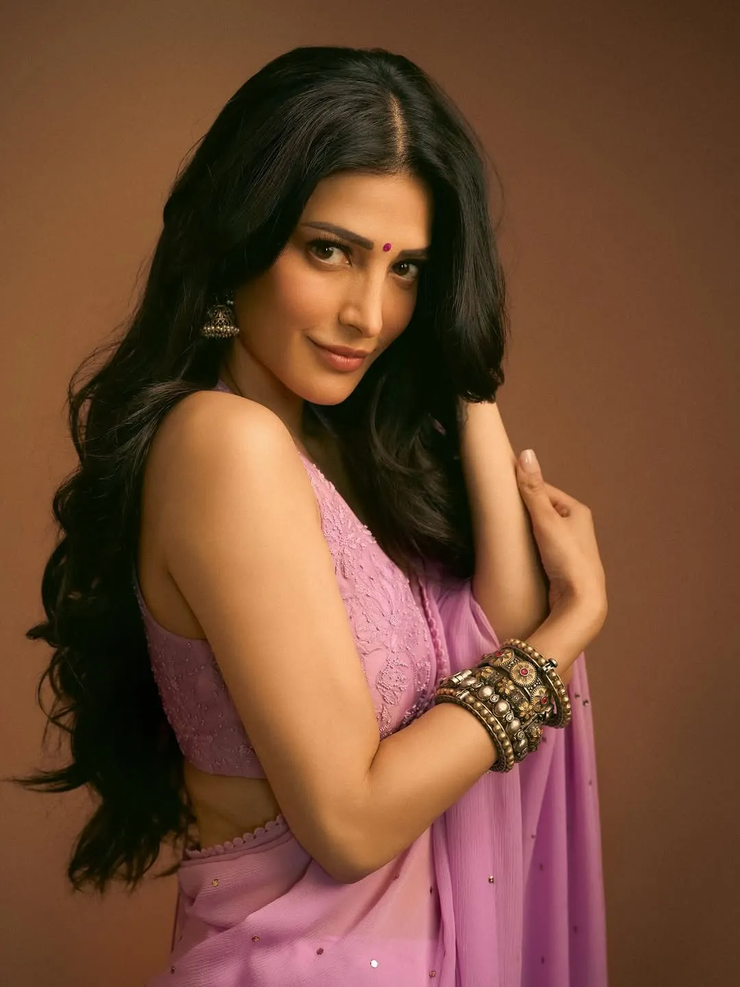 Shruti Haasan Looks Mesmerizing in Lavender Saree – Latest Photos (4)