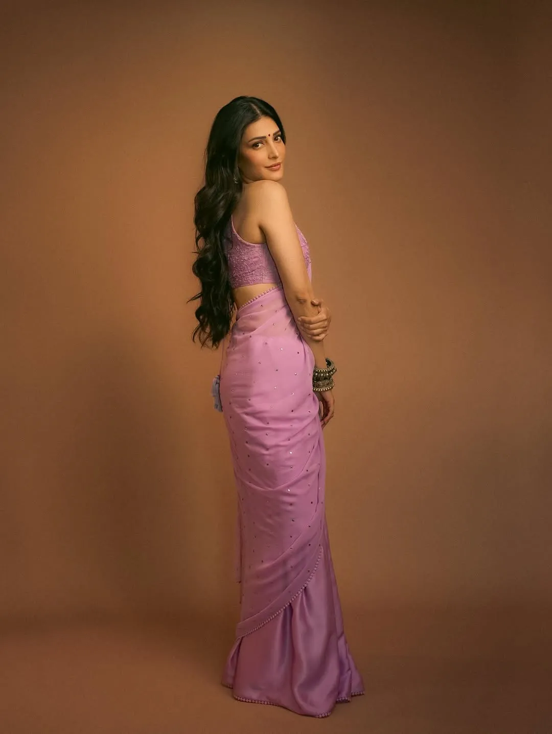 Shruti Haasan Looks Mesmerizing in Lavender Saree – Latest Photos (5)