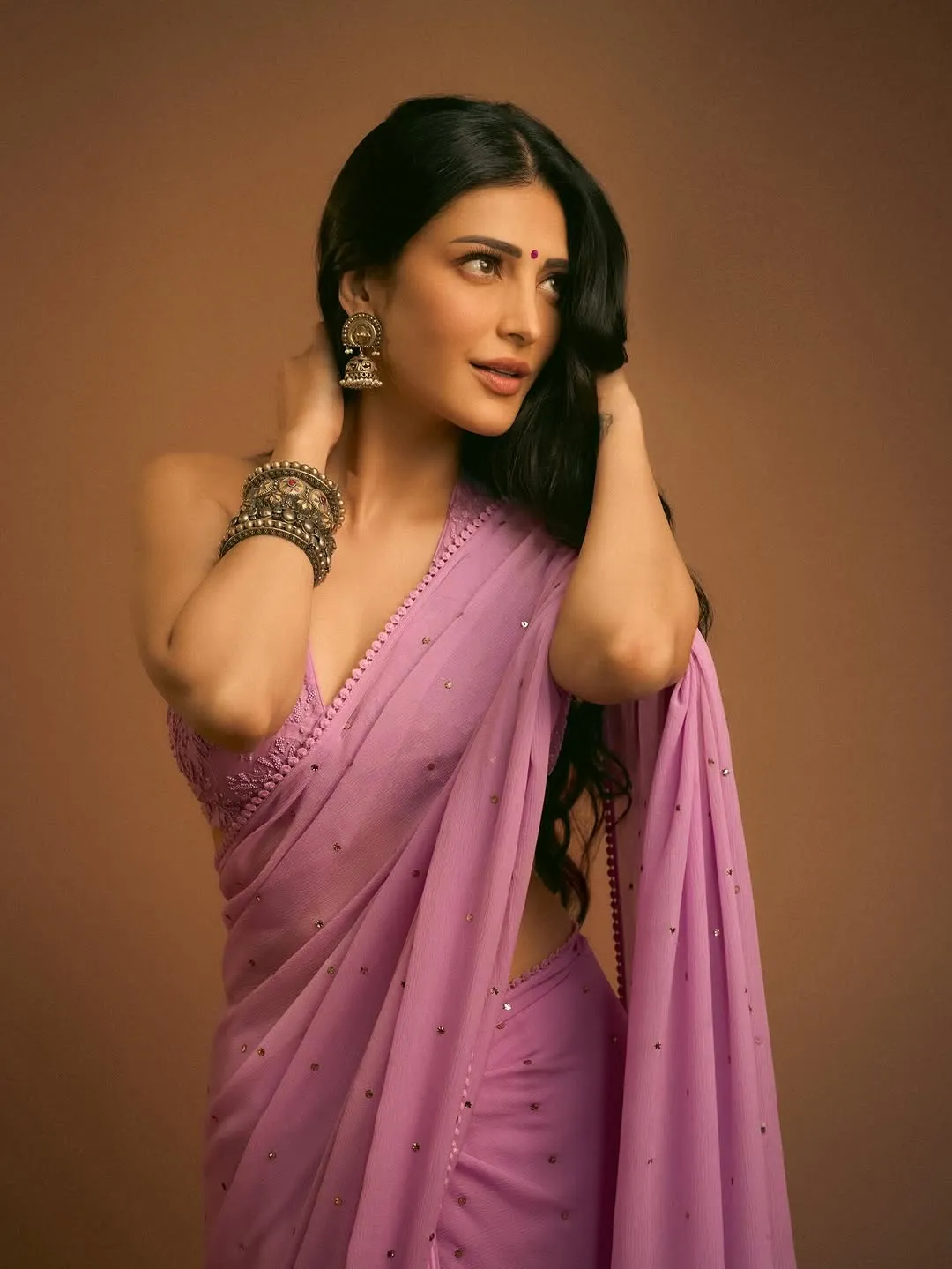 Shruti Haasan Looks Mesmerizing in Lavender Saree – Latest Photos (6)