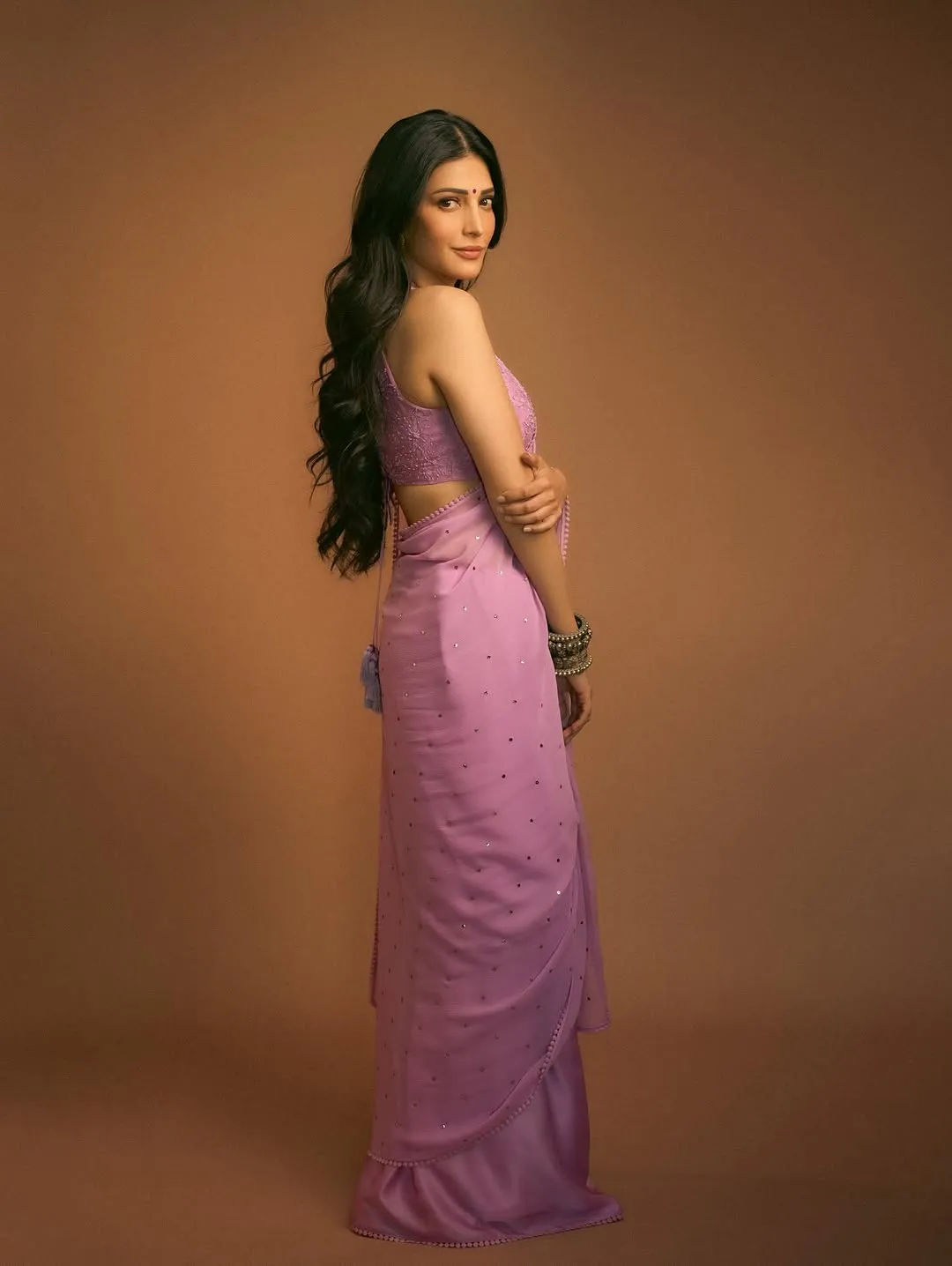 Shruti Haasan Looks Mesmerizing in Lavender Saree – Latest Photos (8)