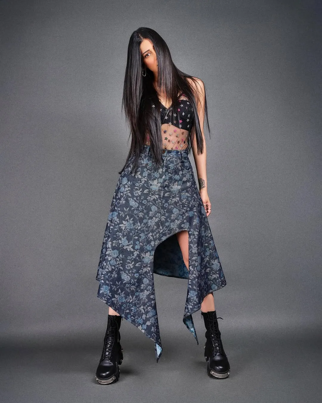 Shruti Haasan Turns Heads in Bold Chic Outfit – Latest Photos (10)
