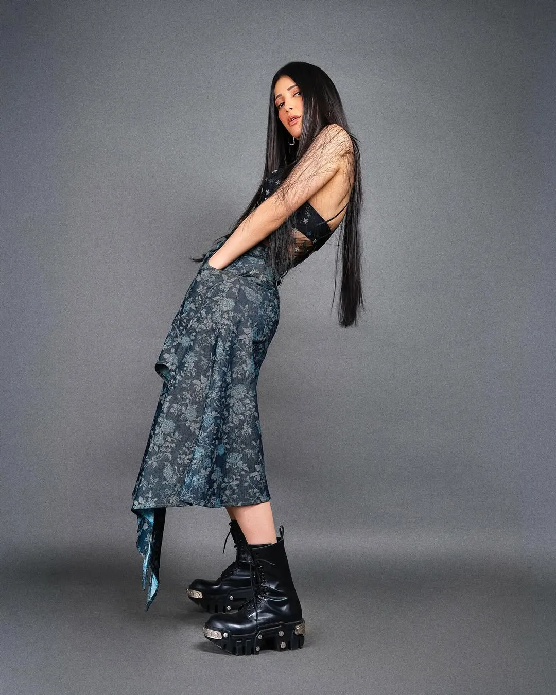 Shruti Haasan Turns Heads in Bold Chic Outfit – Latest Photos (11)