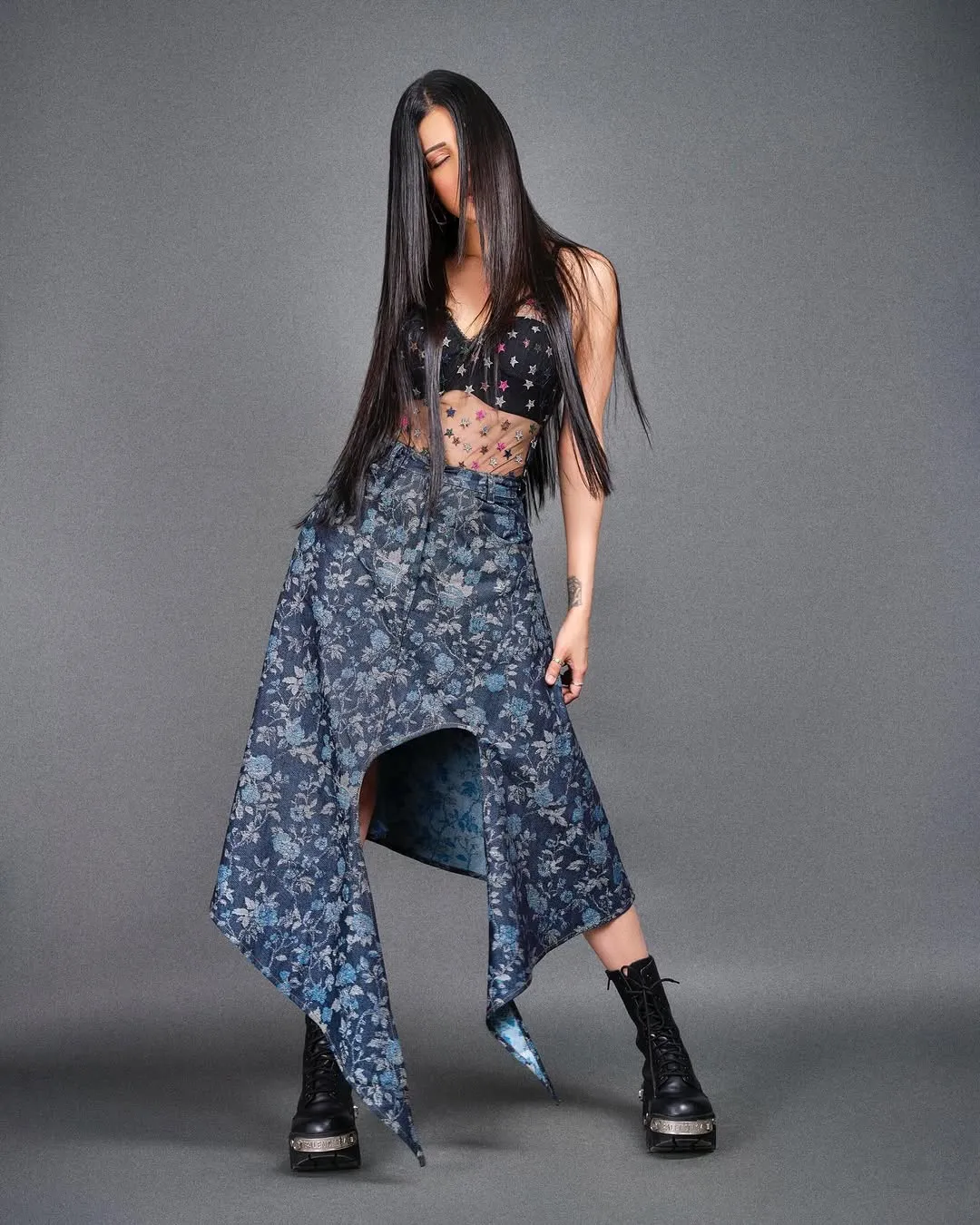 Shruti Haasan Turns Heads in Bold Chic Outfit – Latest Photos (3)