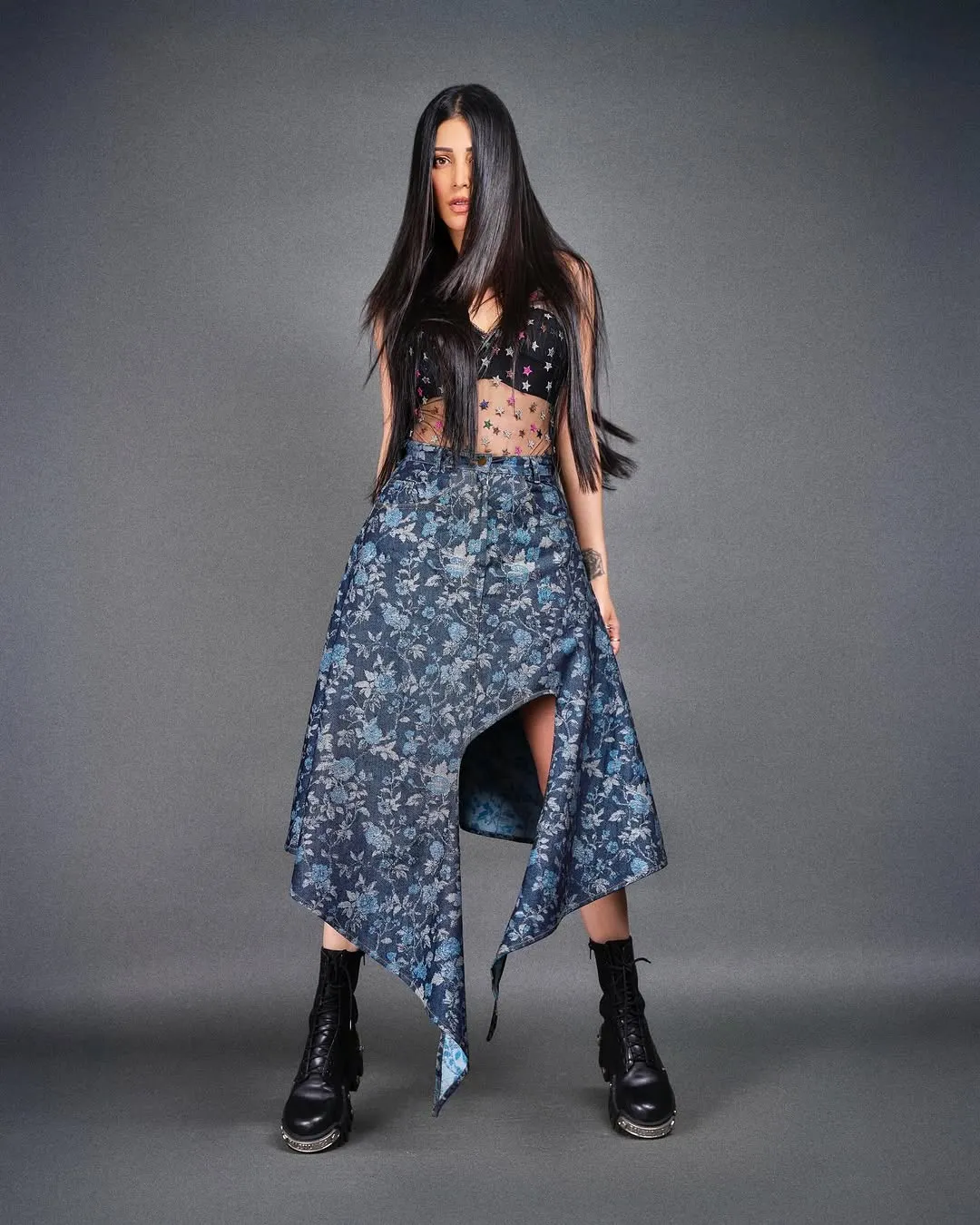 Shruti Haasan Turns Heads in Bold Chic Outfit – Latest Photos (6)