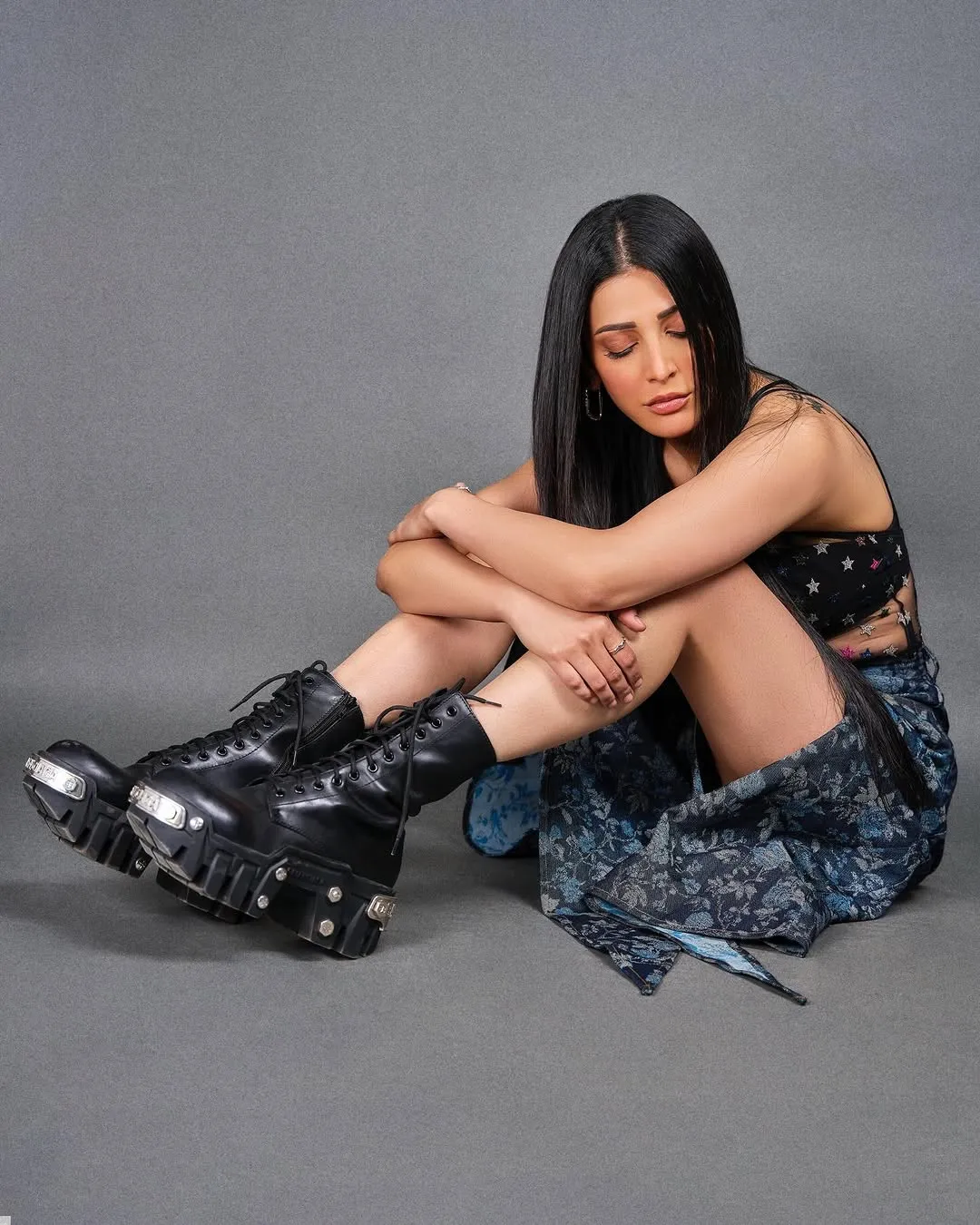 Shruti Haasan Turns Heads in Bold Chic Outfit – Latest Photos (8)